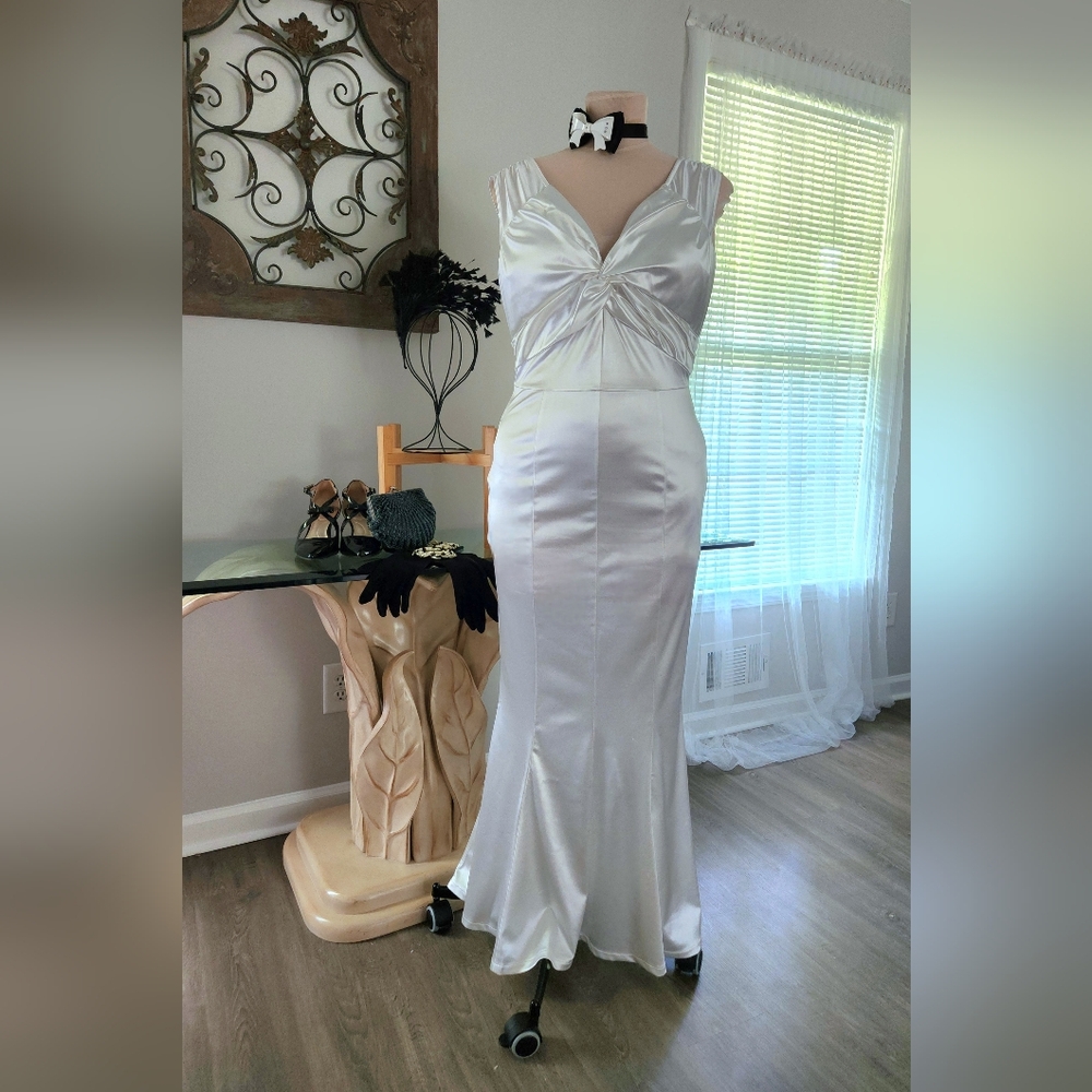 Muxxn XXL Formal Stretch Satin Evening Gown w/Front Twist Bodice and Mermaid Hem